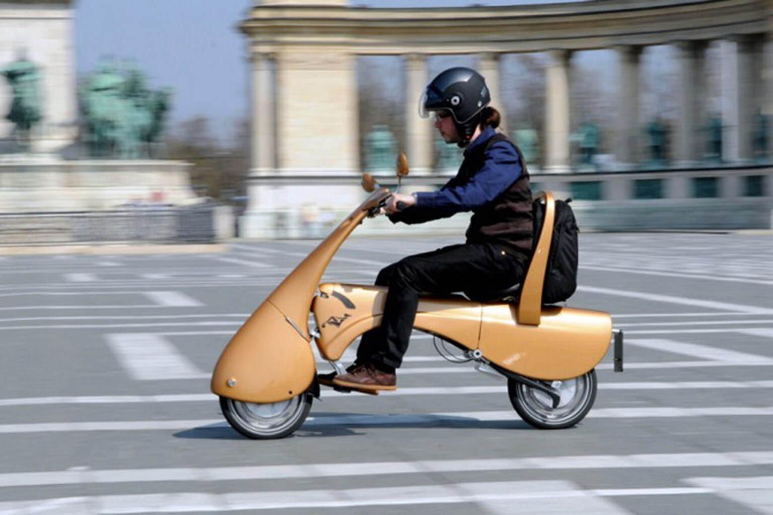 Moveo folding electric scooter can be carried everywhere