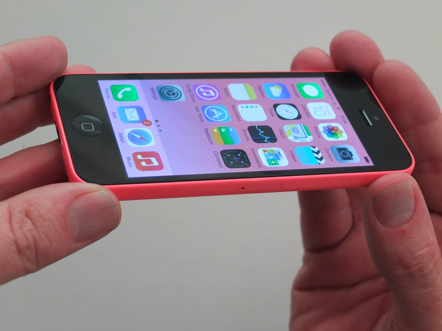 iPhone 5S and 5C hands-on pics, cases thrown in for good measure