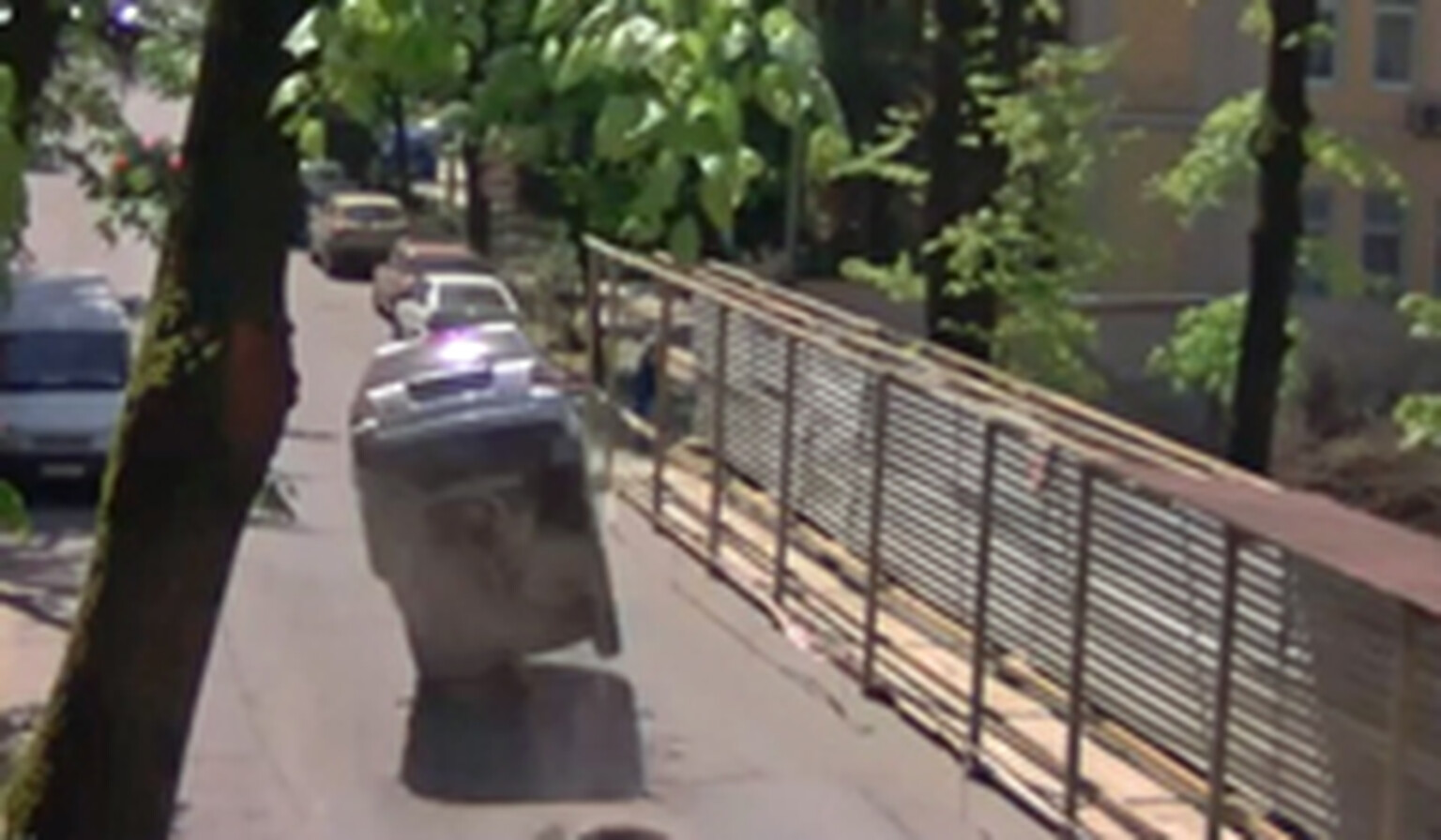 Russian manhole cover sends Land Rover Freelander into a violent somersault