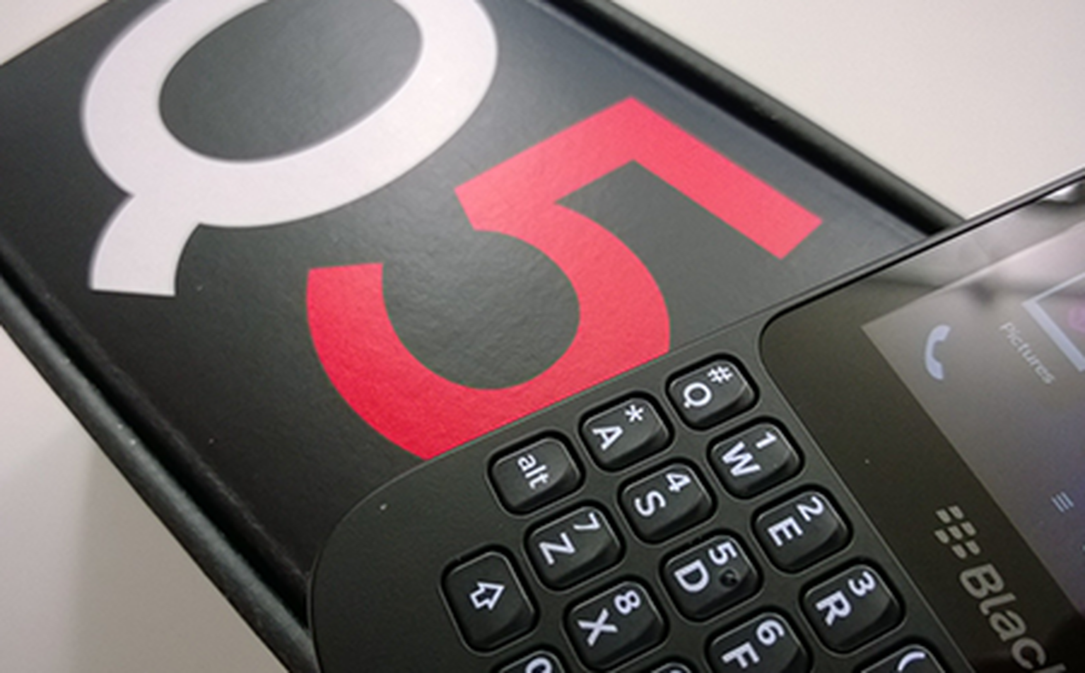 BlackBerry Q5 unboxing video
