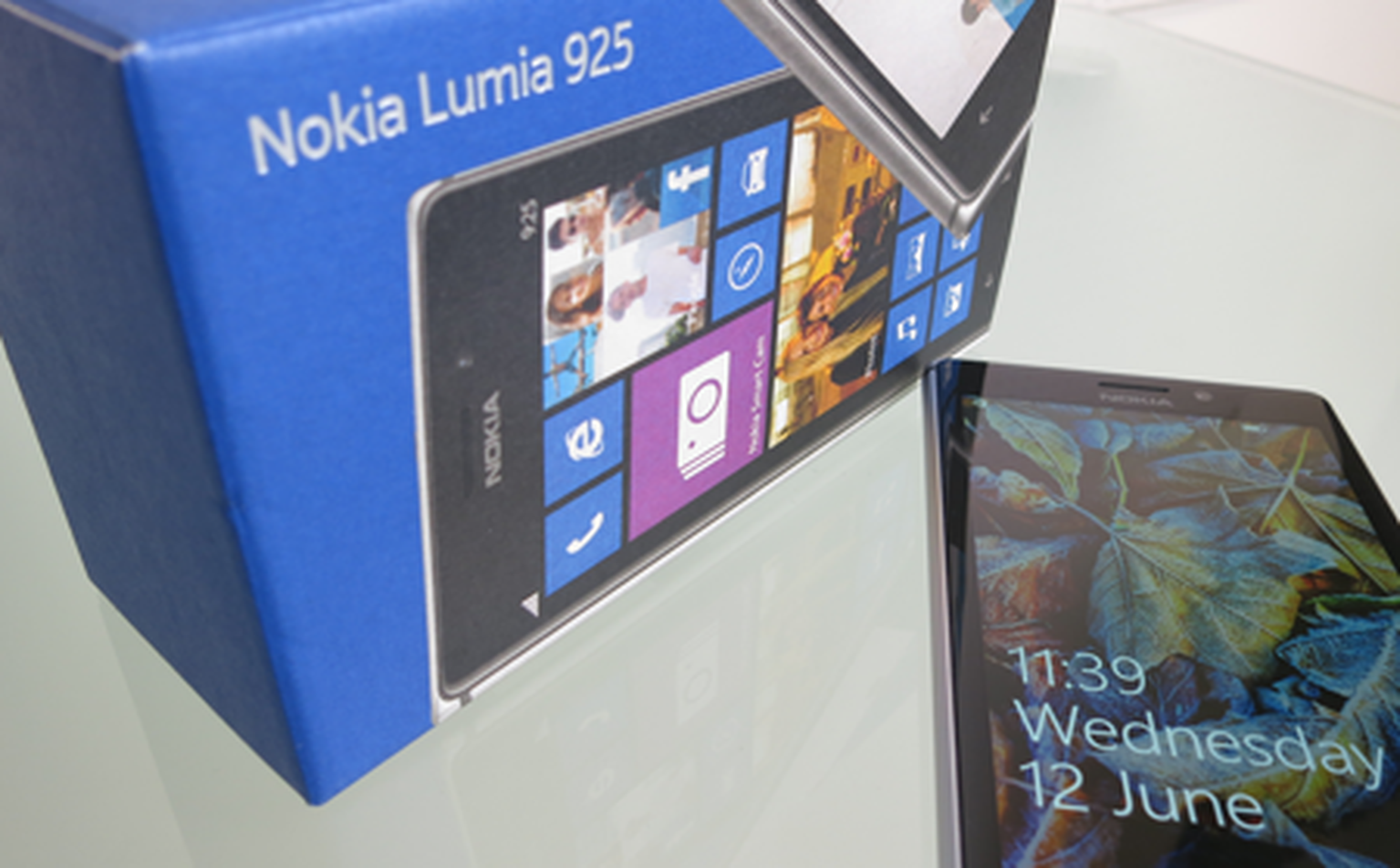 Nokia Lumia 925 unboxing video