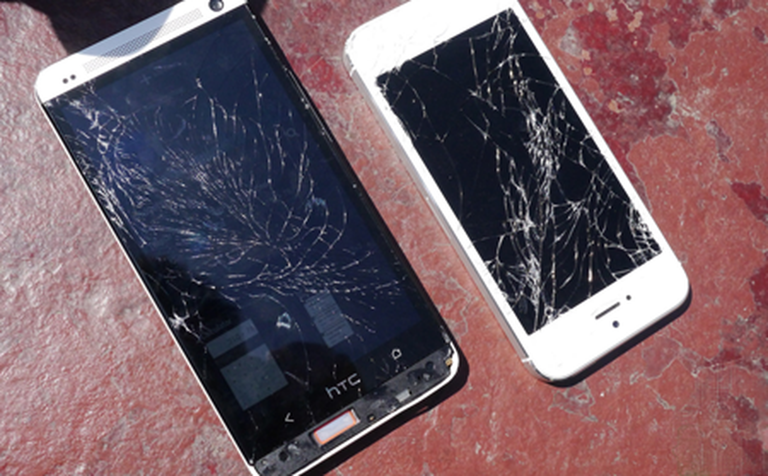 HTC One VS Apple iPhone 5: Drop test video