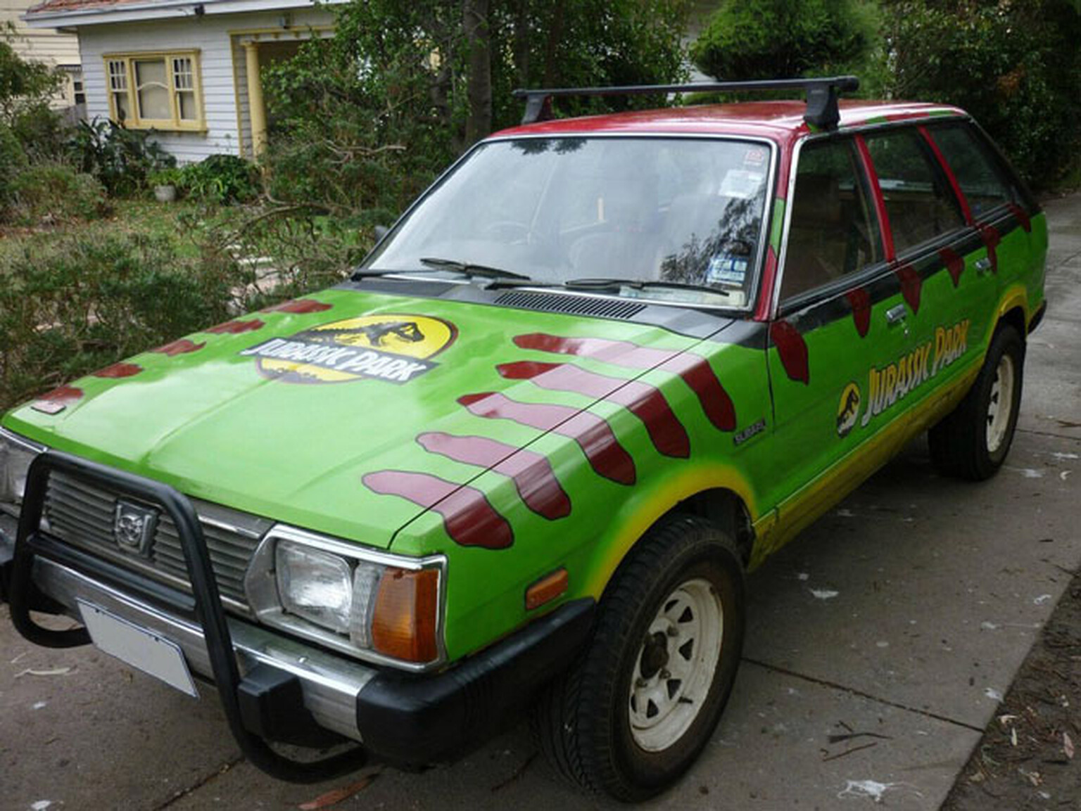 Film fans build home-made Jurassic Park tour car