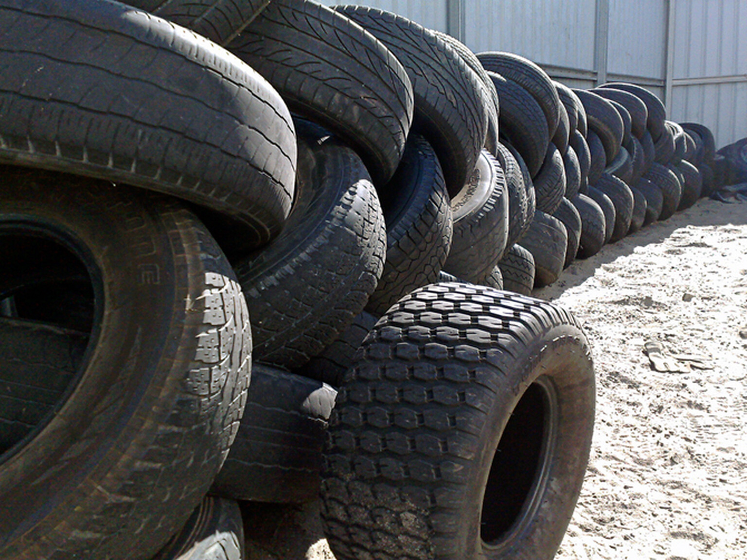 Roads made of old tyres let you burn rubber on rubber