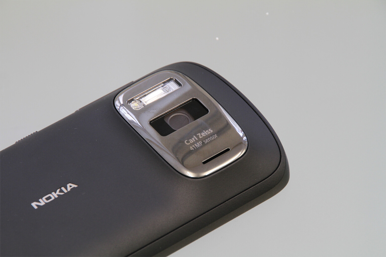 Nokia 808 PureView Review: In Depth