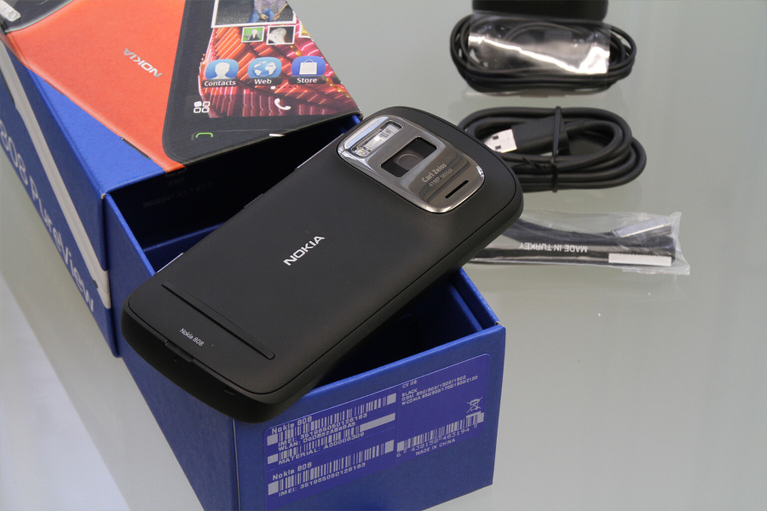 Nokia 808 Pureview: Unboxing Video and Gallery