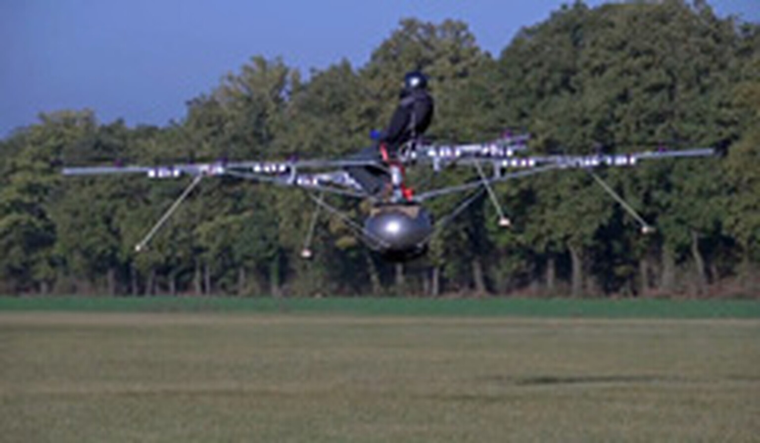 E-Volo VC1 Volocopter has 16 rotors, flies over rush hour traffic