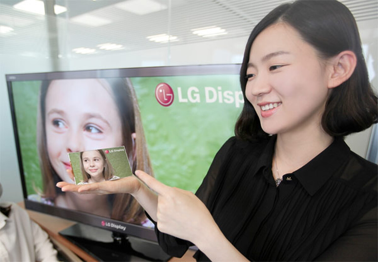 LG showcases Retina Display-beating 5-inch full HD screen