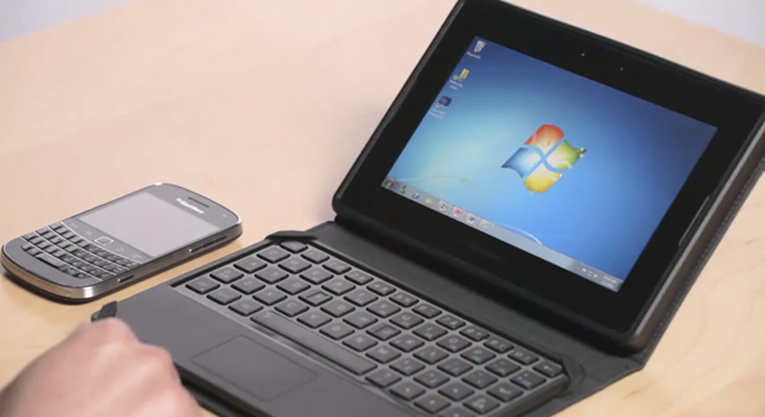 BlackBerry Mini Keyboard turns a BlackBerry PlayBook into a laptop (video)