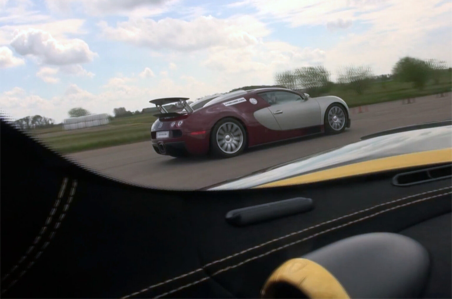 Bugatti Veyron vs Koenigsegg Agera S Hundra in drag race video