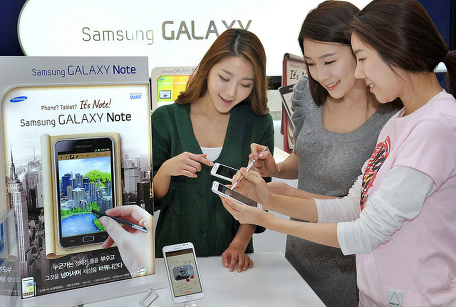 White Samsung Galaxy Note coming to John Lewis in the UK on Monday