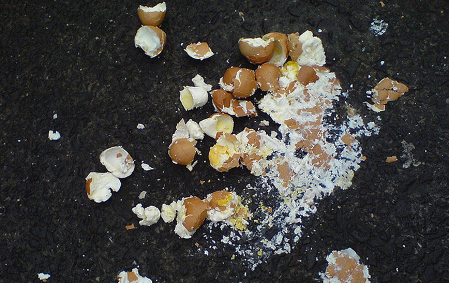 Apple store in Beijing egged by iPhone 4S-hungry fans