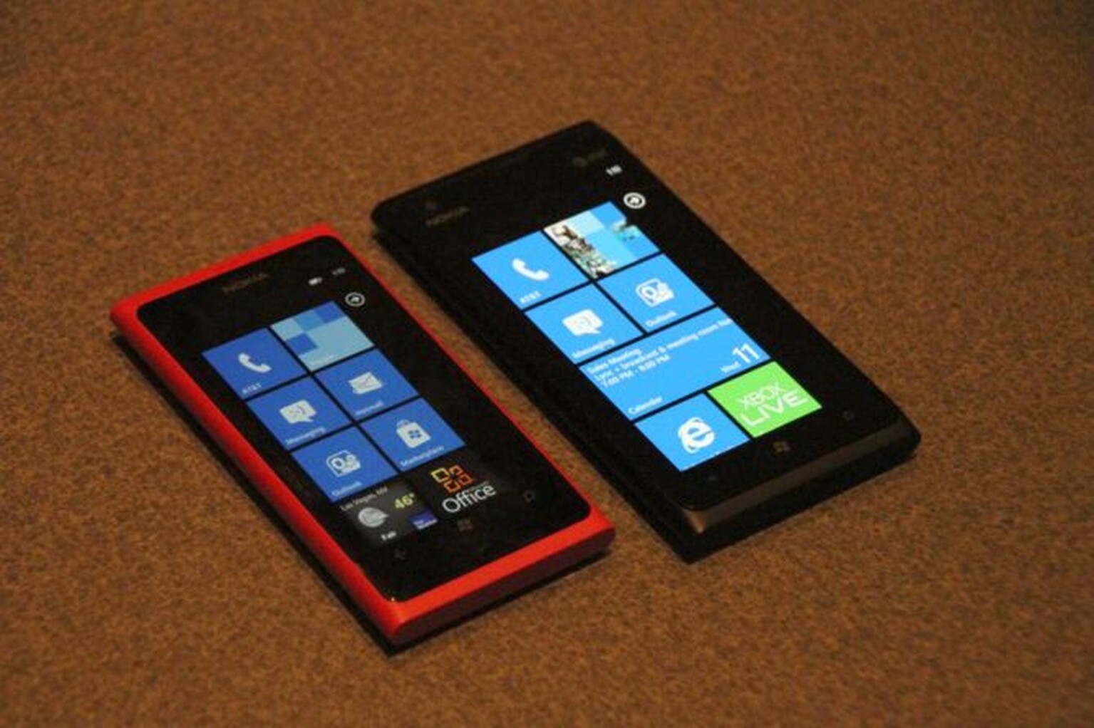 Nokia Lumia 900 Vs Nokia Lumia 800: hands-on photos and video