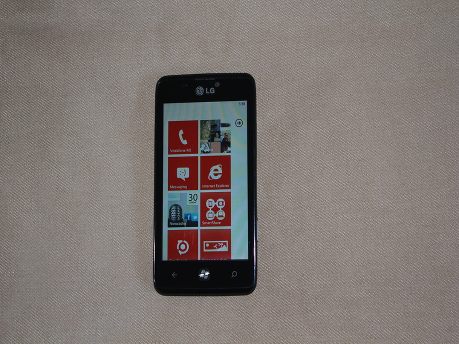 LG Fantasy: Windows Phone Mango phone poses for photos in the wild