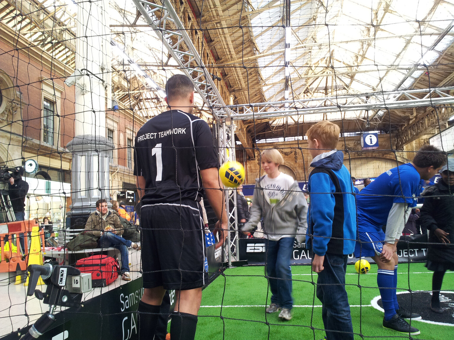 Freestyle football and Samsung Galaxy Note demonstrations at Victoria Station until 3pm today