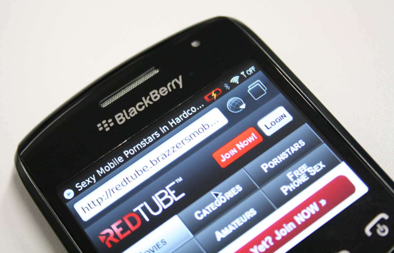 BlackBerry gets saucy: Adult filter bypassed by software glitch, grubby palmed teens delight