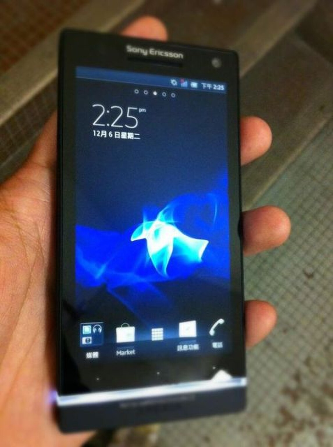 Sony Ericsson LT26i Nozomi in black surfaces in the wild