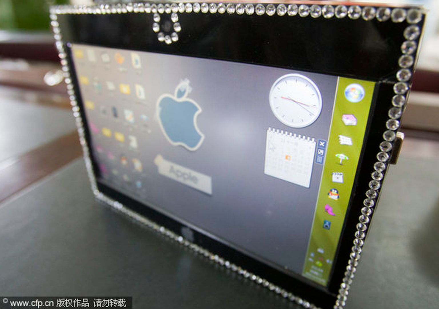 Student builds iPad to win girlfriend's heart