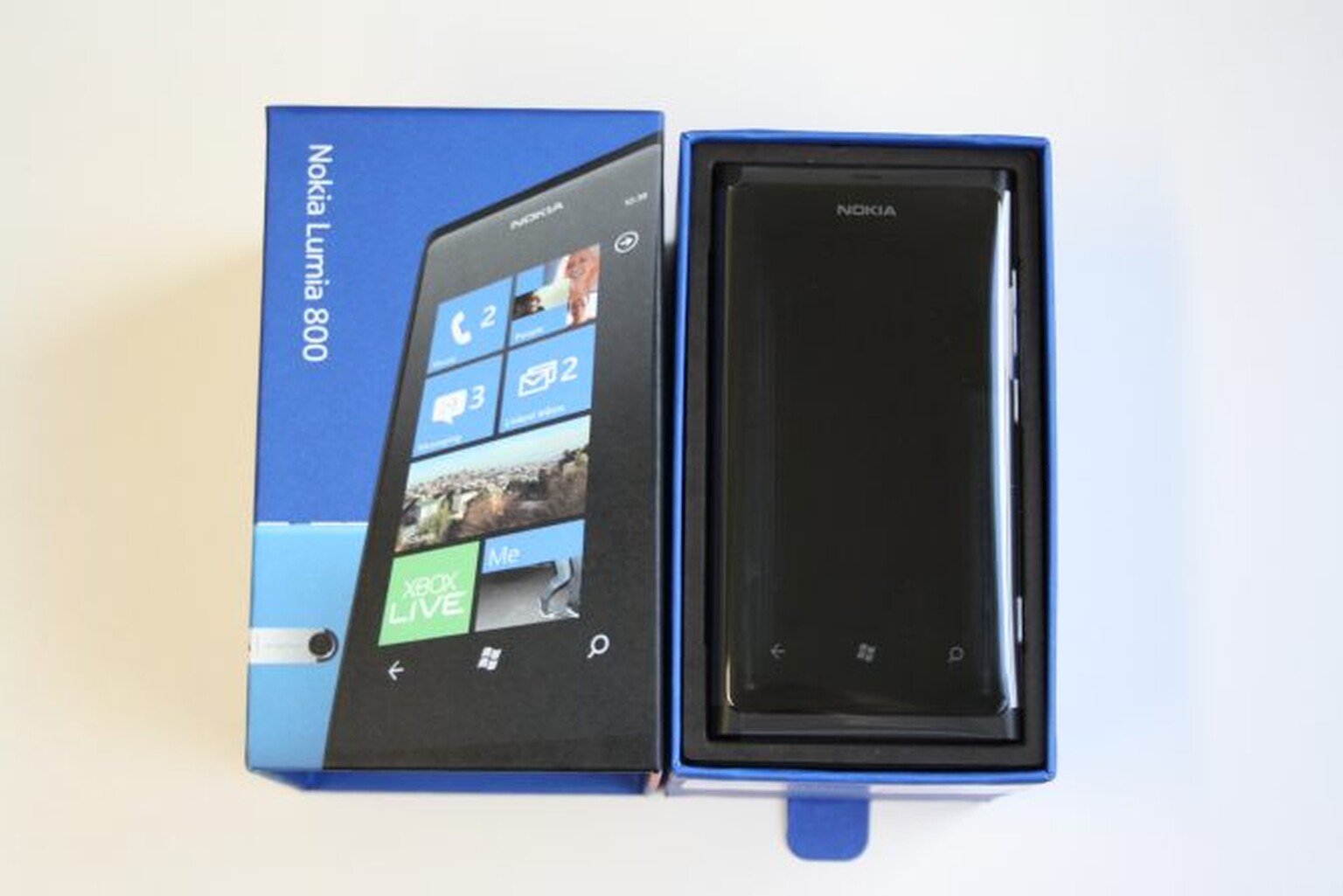 Nokia Lumia 800: What's in the box?
