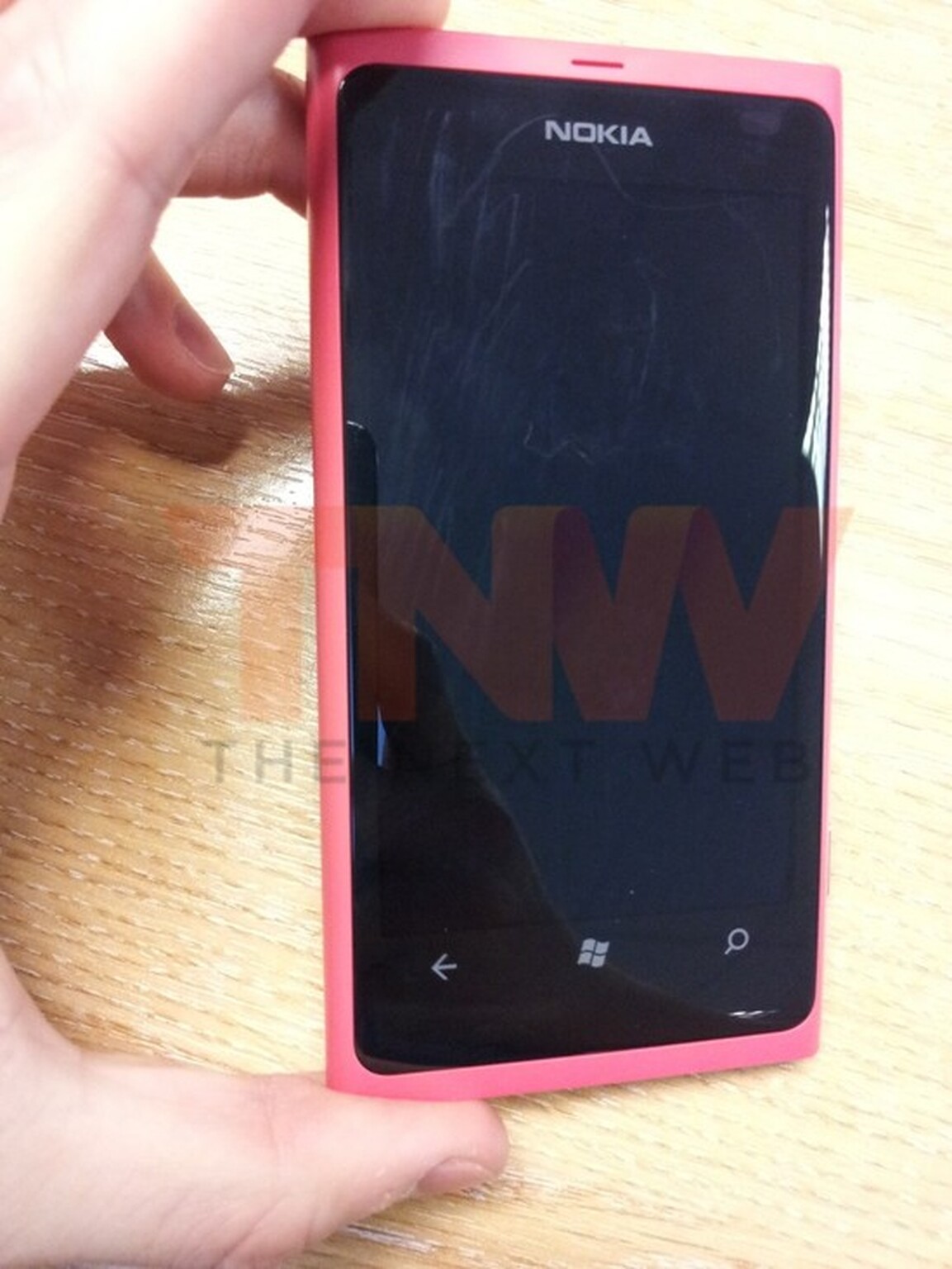 Nokia 800 poses for a quick photo (again)