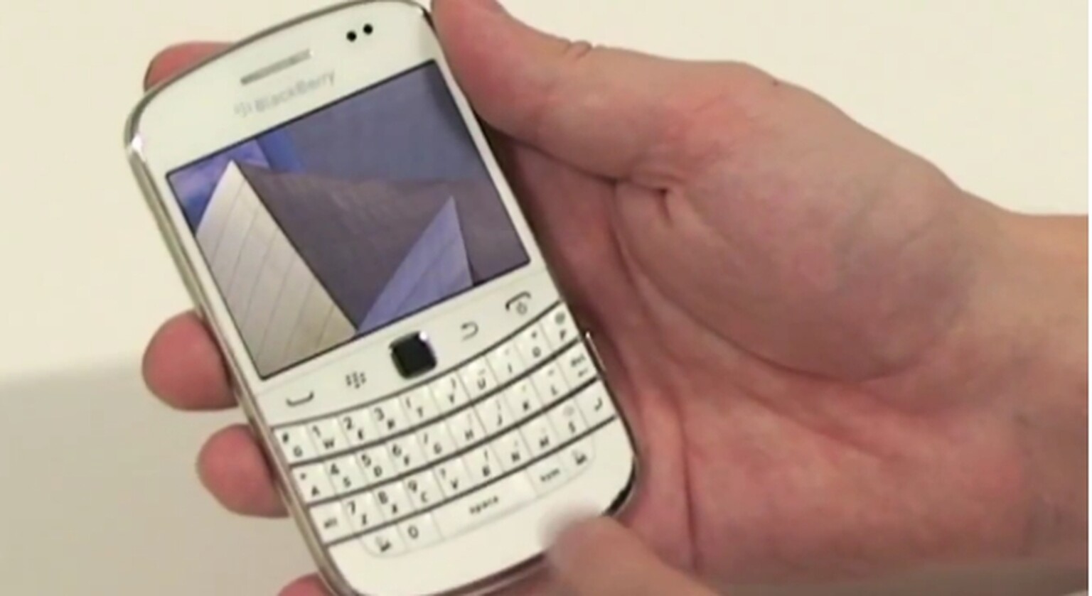White BlackBerry Bold 9900 coming to Vodafone