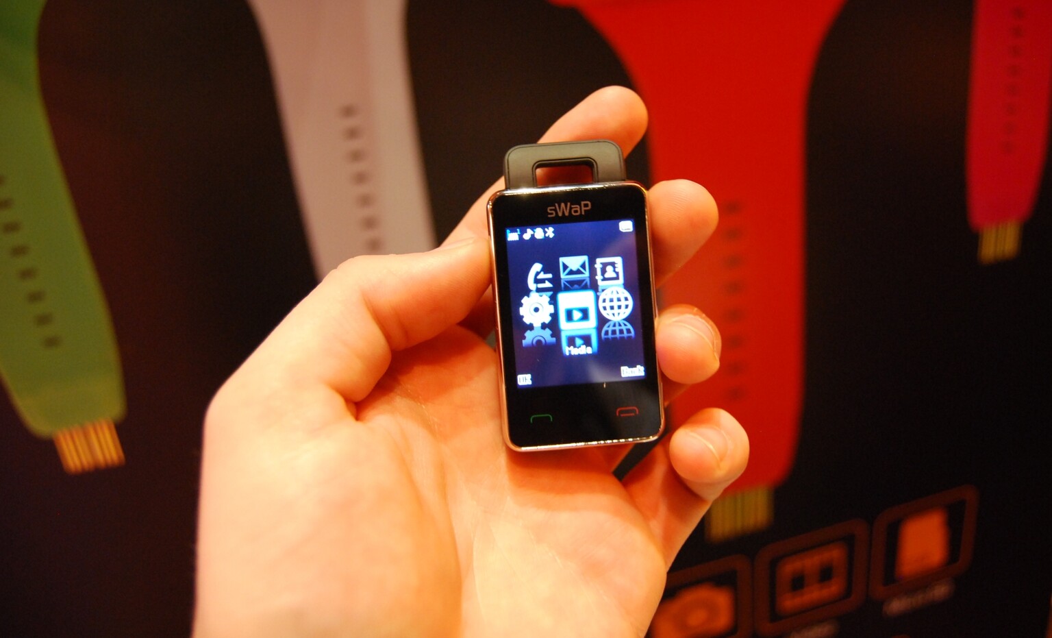 sWaP Nova: Officially the lightest touch-screen phone in the world