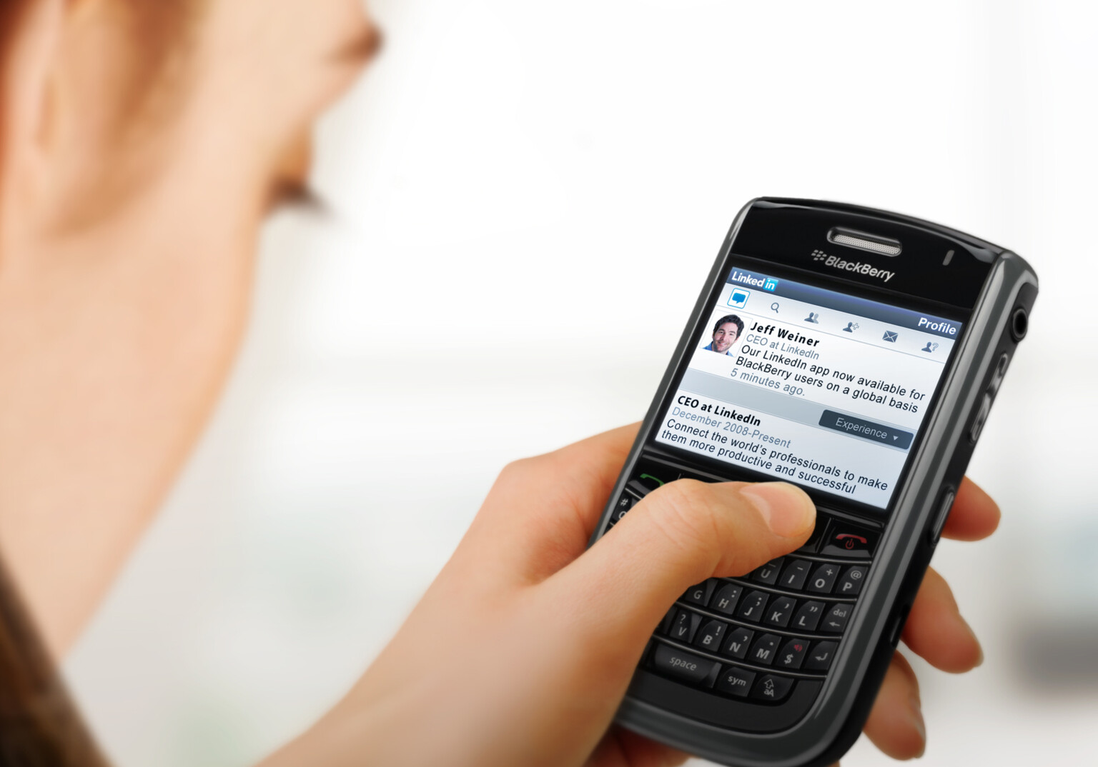 LinkedIn BlackBerry app launches: Network from your Bold or Curve