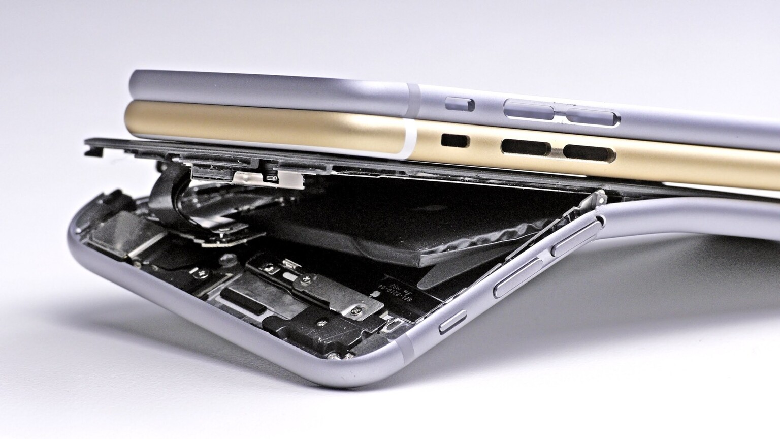 Video: iPhone 6S has been built to withstand Bendgate