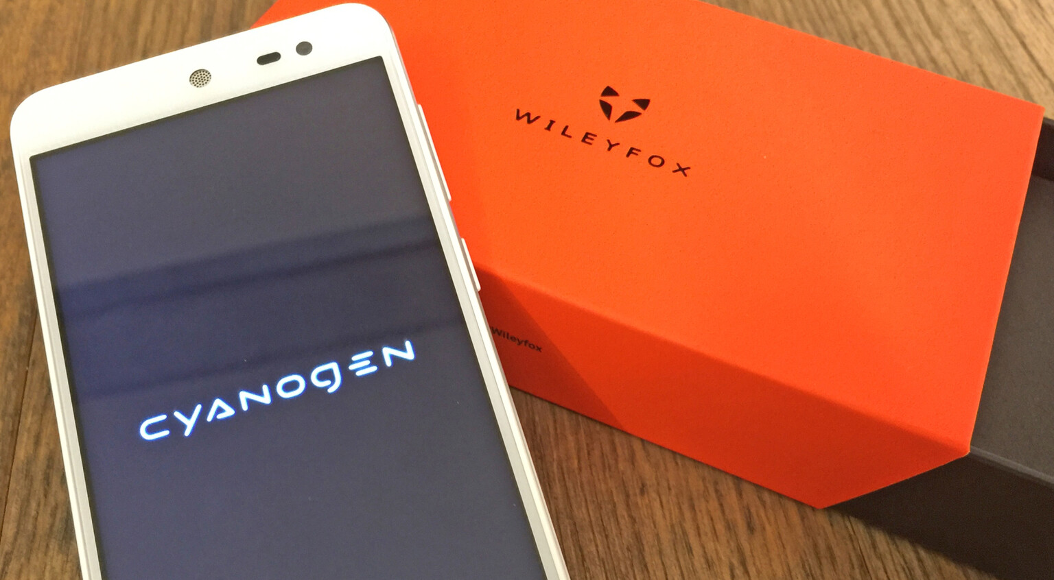 Ice White Wileyfox Swift unboxing and first look