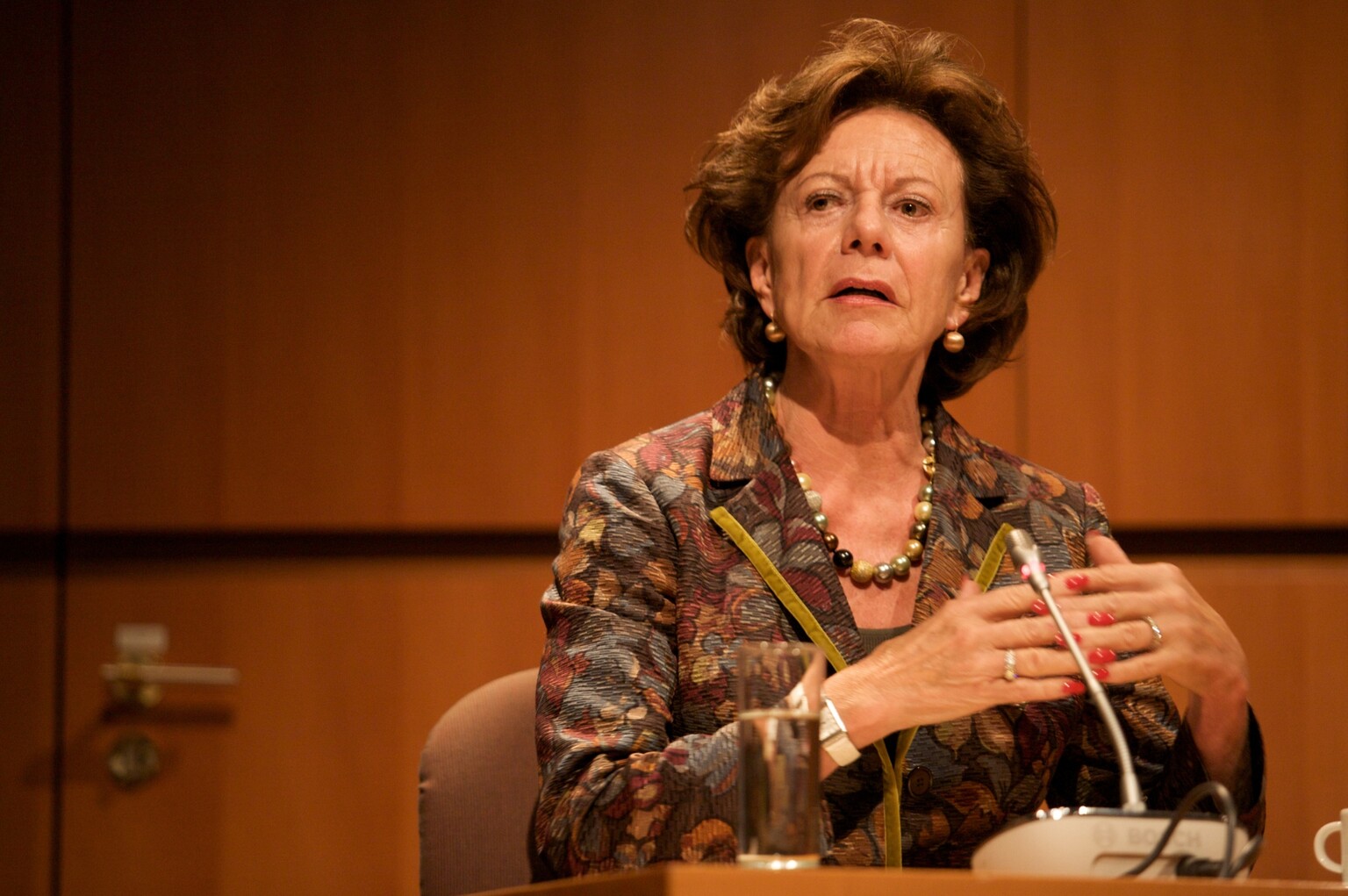 Kroes calls for Europe to be in driving seat for 5G by 2015