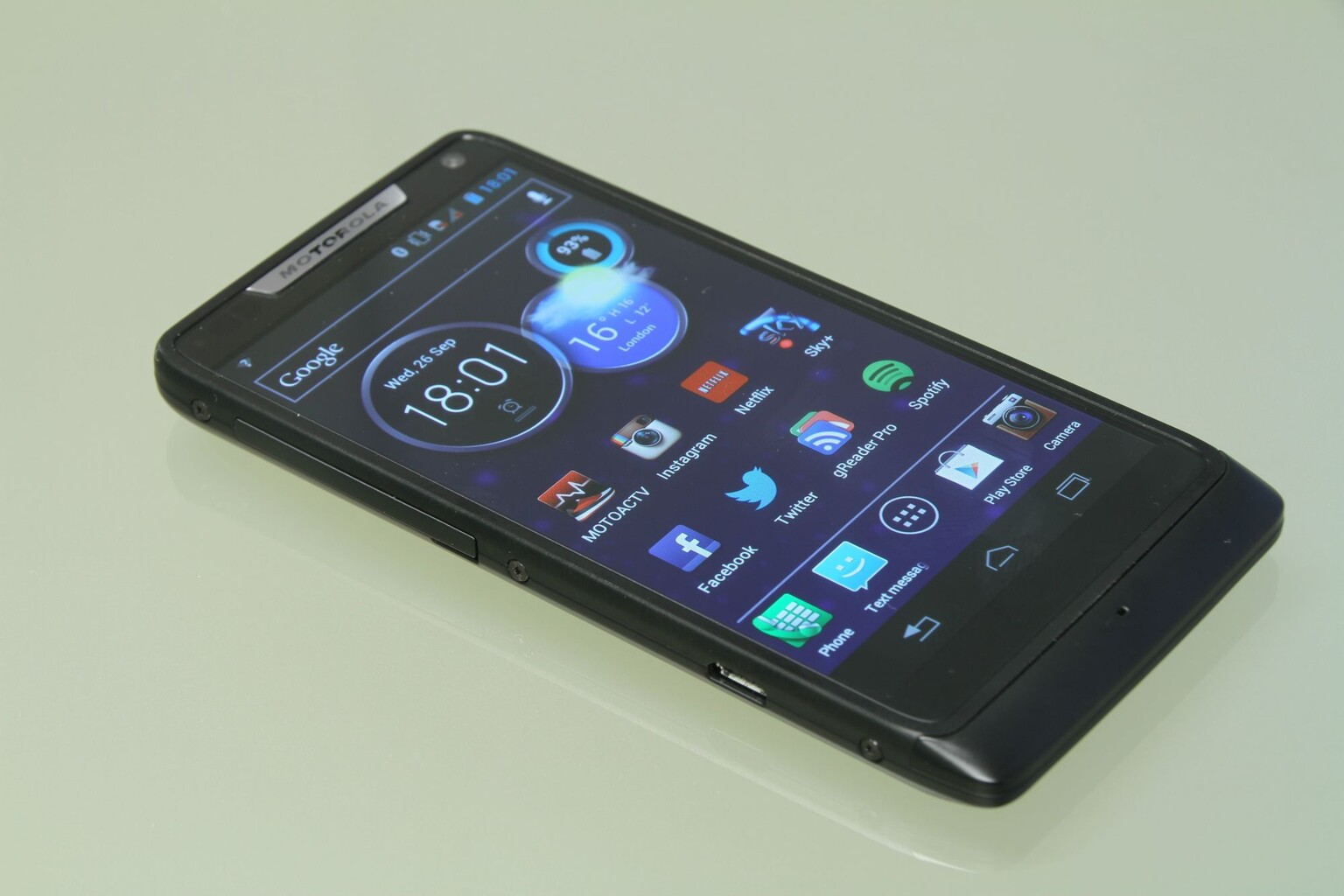 Good Deal: Three has the Motorola Razr i for £160 on PAYG