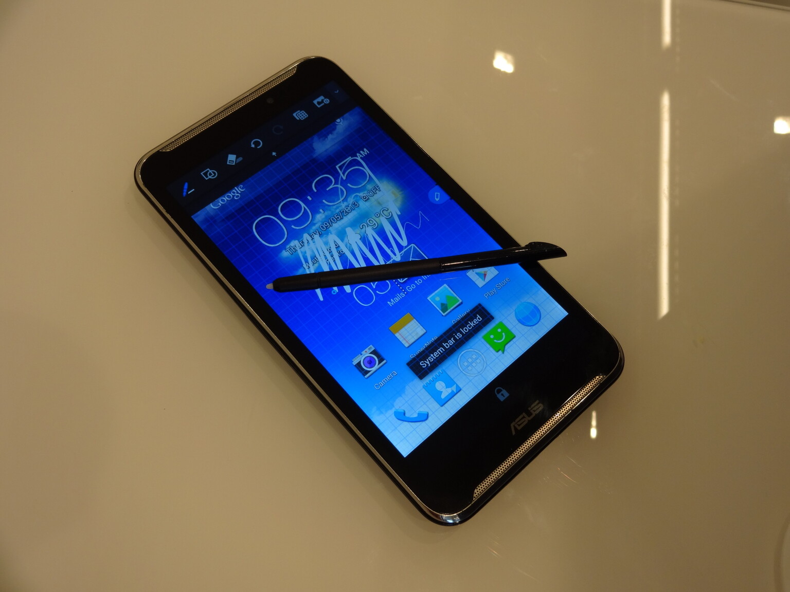 The reflections from Asus's Fonepad Note 6 may very well blind you (hands-on)
