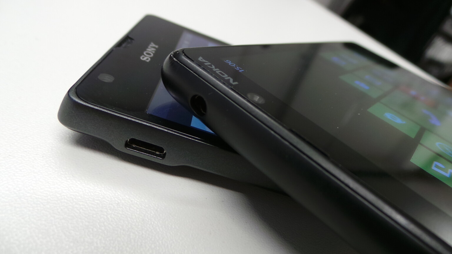 Sony Xperia SP vs Nokia Lumia 820 - Battle of the entry level LTE phones