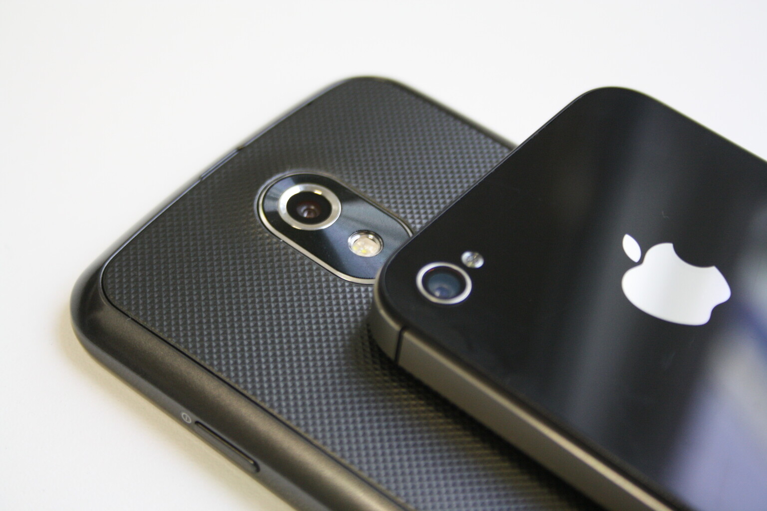 Samsung Galaxy Nexus Vs Apple iPhone 4S video review