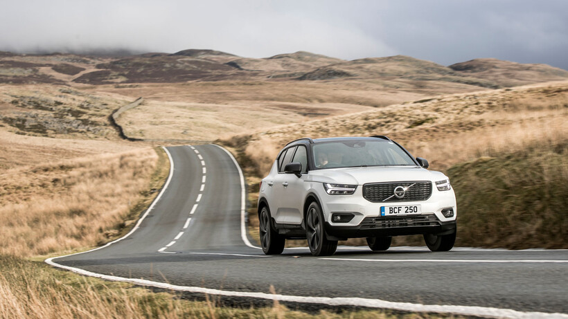 Volvo XC40 cruising along