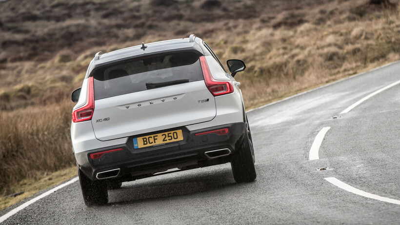 Volvo XC40 exhaust and rear profile