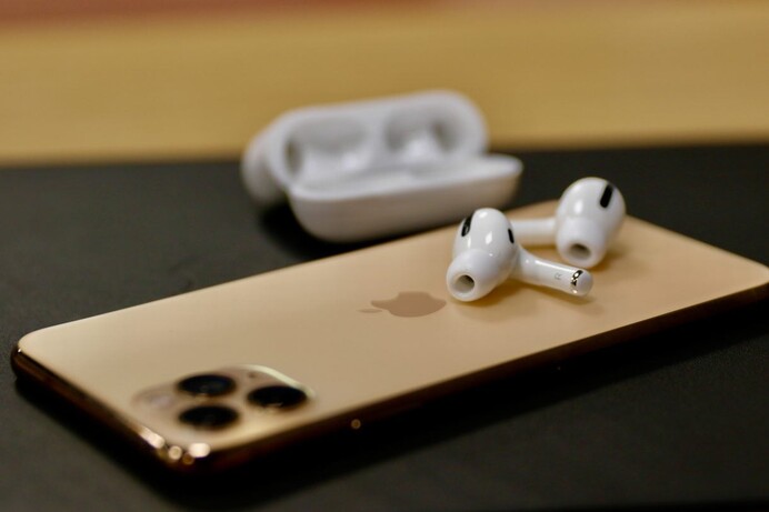 airpod pros with case on iphone 11 pro