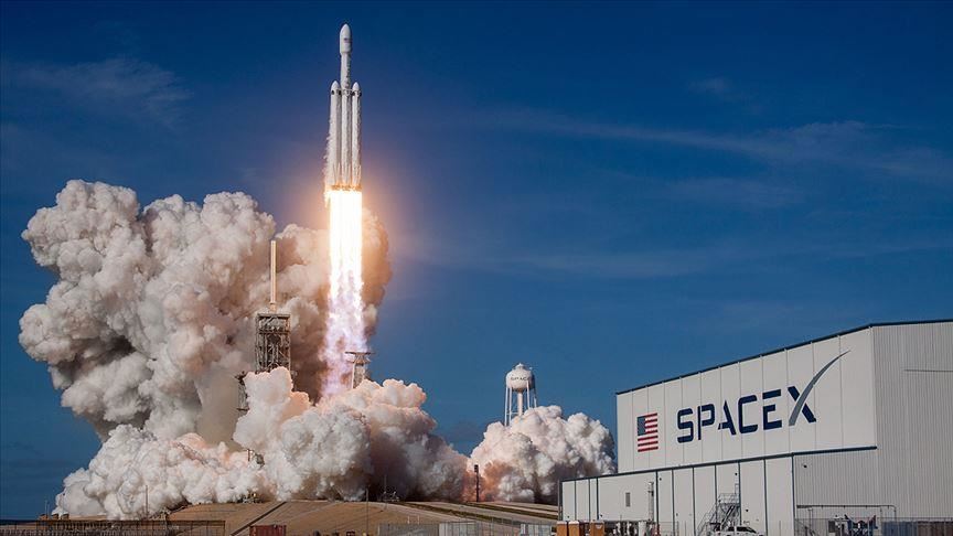 Elon Musk claims that SpaceX can land humans on the moon "probably sooner" than 2024