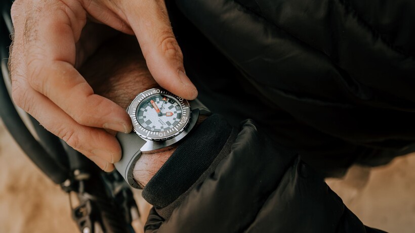 Doxa x Hodinkee Sub 200T Army