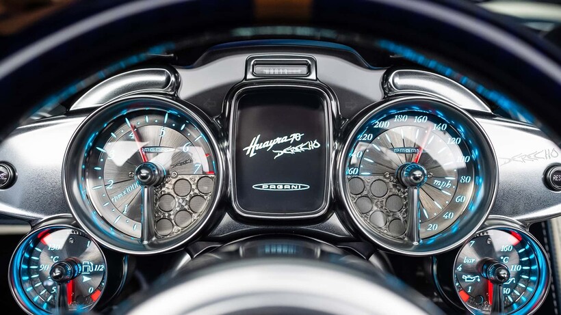 Pagani Huayra 70 Derecho dials