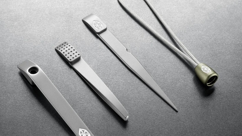The James Brand Helton multi-tool with olive aluminium handle, folding blade, scissors and screwdriver tools