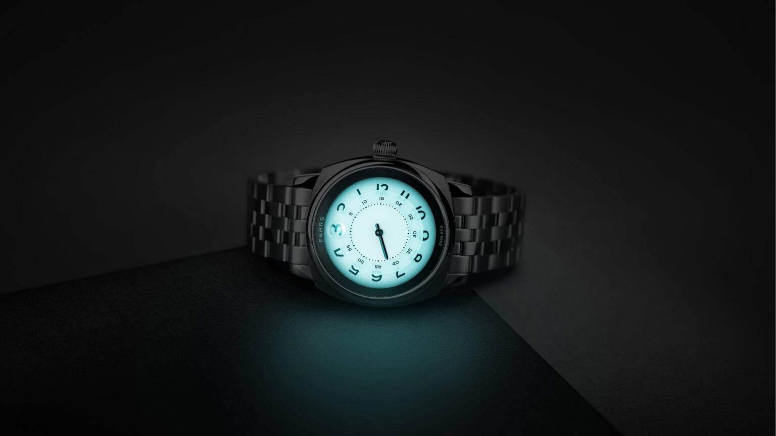Fears gives the jumping hour watch a modern look with the Ultimus